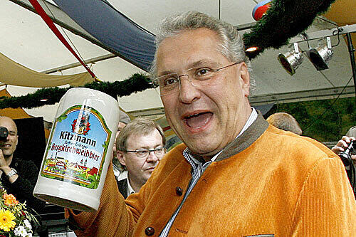 Sich betrinken mit Joachim Herrmann: Der Innenminister lädt zum Trinkversuch