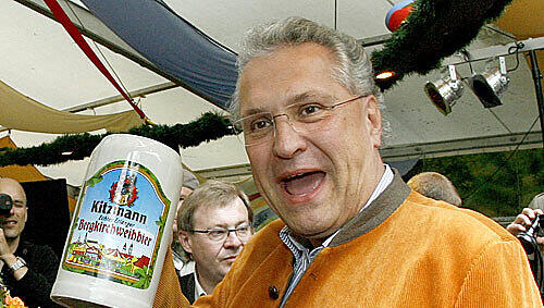 Sich betrinken mit Joachim Herrmann: Der Innenminister lädt zum Trinkversuch Sich betrinken mit Joachim Herrmann: Der Innenminister lädt zum Trinkversuch