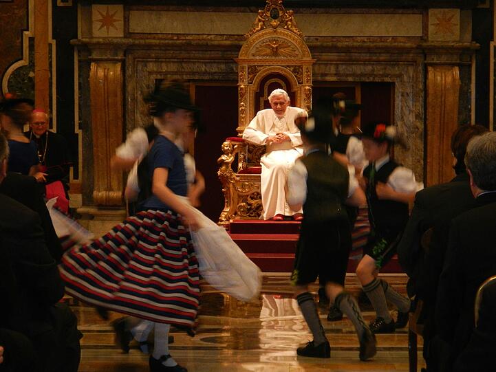 Aus Valley in den Vatikan: Die Kinder des Plattlervereins tanzen für Papst Benedikt XVI auf - der hat sich über das Gastspiel gefreut.