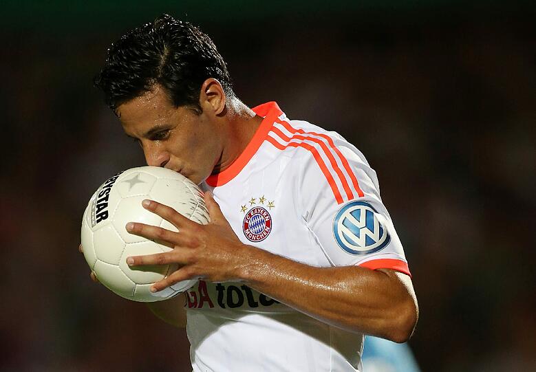Peru - Argentinien 1:1 (1:1. Claudio Pizarro hatte in Lima schon in der zweiten Spielminute die Führung für die Gastgeber auf dem Fuß, scheiterte aber mit einem Foulelfmeter an Argentiniens Torhüter Sergio Romero. Schließlich erzielte Carlos Zambrano (21.) das verdiente 1:0 für die Peruaner.Gonzalo Higuaín (37.) glich für Argentinien aber noch vor der Pause aus.