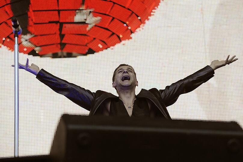31- Jahre zusammen und immer noch hochexplosiv. Die Band Depeche Mode, die mit ihrem Synthie-Pop die Musik nachhaltig geprägt haben, kommt im Juni nach München. Die Bilder von vergangenen Konzerten und Aktionen.