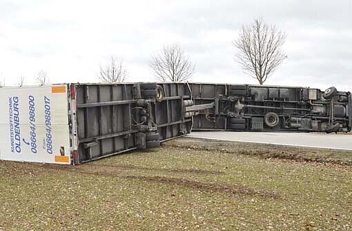 Parsdorf: Ein LKW liegt quer.