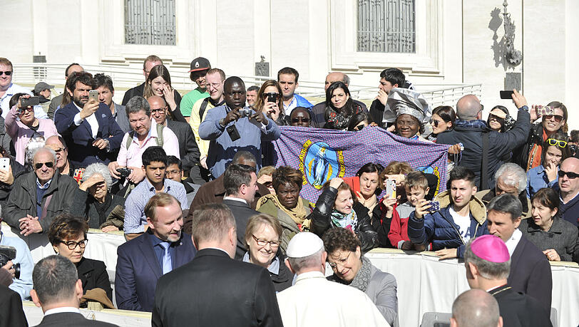 Die Löwen beim Pontifex: Hier empfängt Papst Franziskus die 1860-Delegation um die Fanbeauftragte Jutta Schnell und die beiden Schauspieler und bekennenden Löwen Monika Baumgartner und Alexander Held. Die Löwen beim Pontifex: Hier empfängt Papst Franziskus die 1860-Delegation um die Fanbeauftragte Jutta Schnell und die beiden Schauspieler und bekennenden Löwen Monika Baumgartner und Alexander Held.
