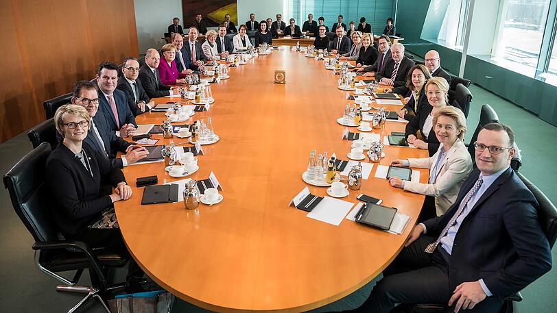 Das aktuelle Kabinett von Angela Merkel. Viele Deutsche können keinen Minister benennen.