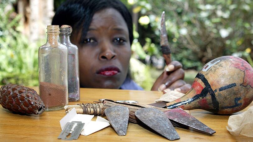 Messer, Rasierklingen und Amulette für die Genitalbeschneidung von Mädchen in Kenia &ndash; Werkzeuge für ein grausames Ritual, von dem auch Frauen in Deutschland betroffen sind.