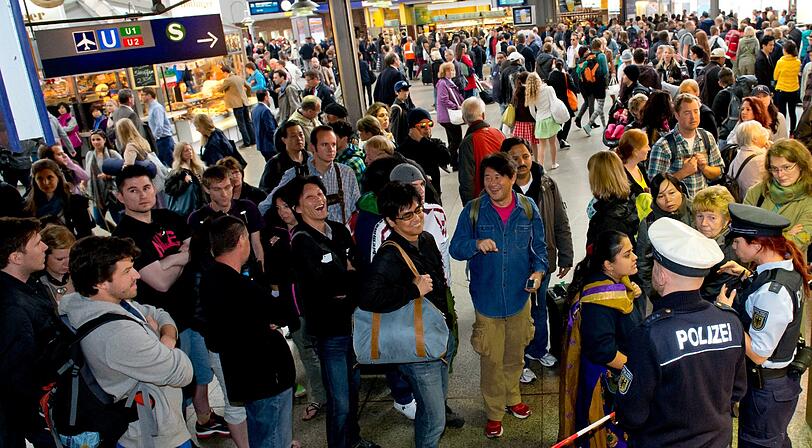 Zweieinhalb Stunden war der Hauptbahnhof wegen eines verdächtigen Gepäckstücks gesperrt. Um 13.50 Uhr kam Entwarnung. Der Koffer sei ungefährlich. Die Bilder vom Polizeieinsatz.