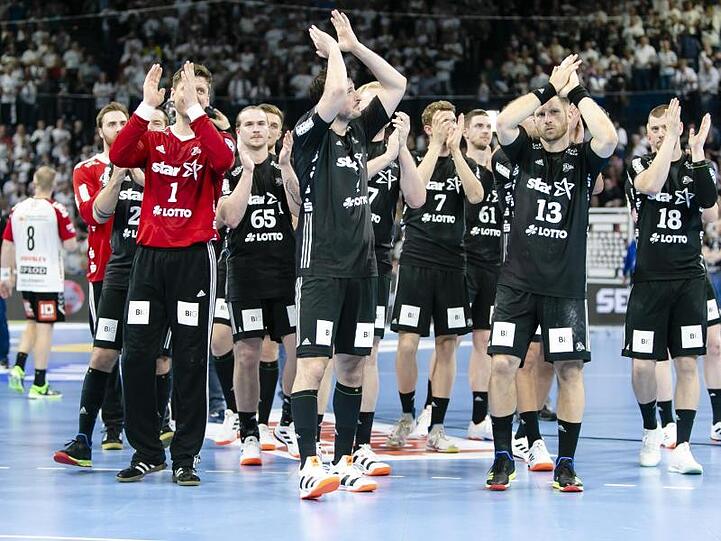 Die Kieler Handballer feiern den Einzug ins EHF-Pokalfinale.