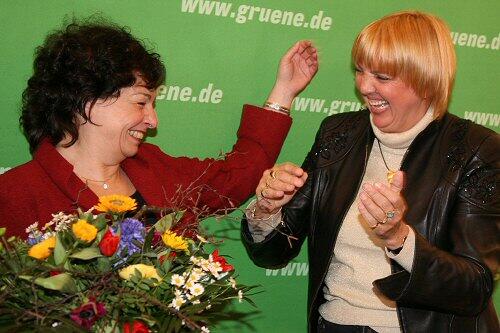 Christa Goetsch bekommt Blumen von Grünen-Chefin Claudia Roth
