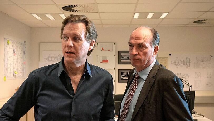 "Die Kanzlei: Bruchtest": Markus Gellert (Herbert Knaup, r.) merkt, dass sein Freund Jens Stahmer (Thomas Heinze) ihm nicht die Wahrheit sagt. "Die Kanzlei: Bruchtest": Markus Gellert (Herbert Knaup, r.) merkt, dass sein Freund Jens Stahmer (Thomas Heinze) ihm nicht die Wahrheit sagt.