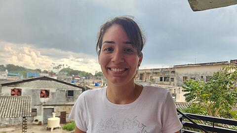 Amelia Calzadilla auf dem Balkon ihrer Wohnung in der kubanischen Hauptstadt.