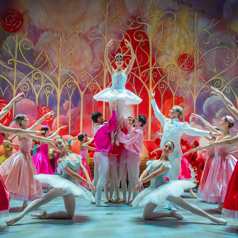 Das Grand Classic Ballet verbindet klassische Ballettkunst mit opulenten Bildern und großen Emotionen. Das Grand Classic Ballet verbindet klassische Ballettkunst mit opulenten Bildern und großen Emotionen.