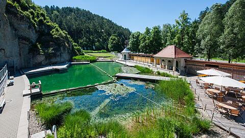Das 1926 erbaute Freibad in Pottenstein liegt am Fu&szlig;e einer Felswand und ist noch heute von Jugendstil-Mauern umgeben.