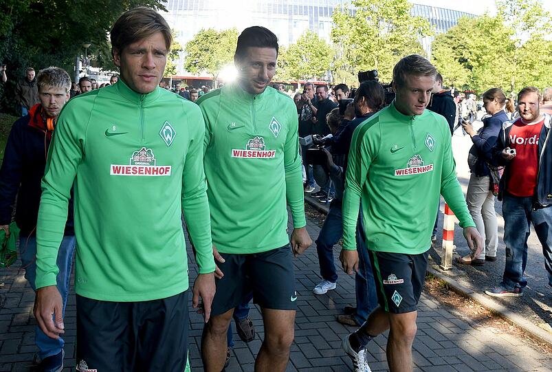 Pflichttermin für die Fans an der Weser: Claudio Pizarro (m.) "debütiert" bei den Grün-Weißen im Training.