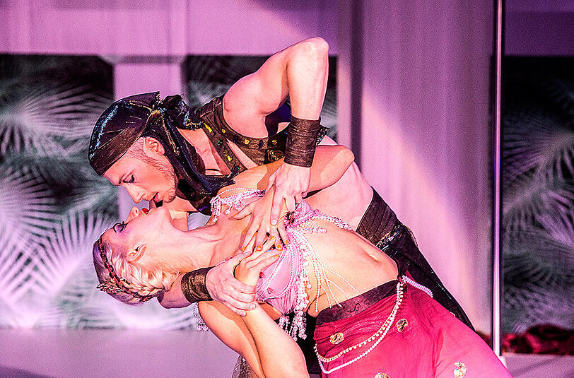 Schönheitsabend&ldquo; (Florentina Holzinger,Vincent Riebeek)ist auch ein Bestandteil des Festivals.