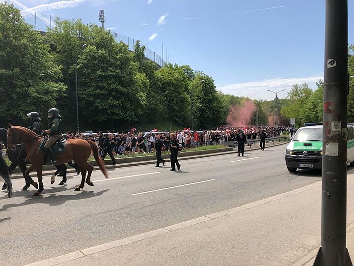 Die Bayern-Ultras marschieren auf dem Candidberg in Richtung Grünwalder Stadion.