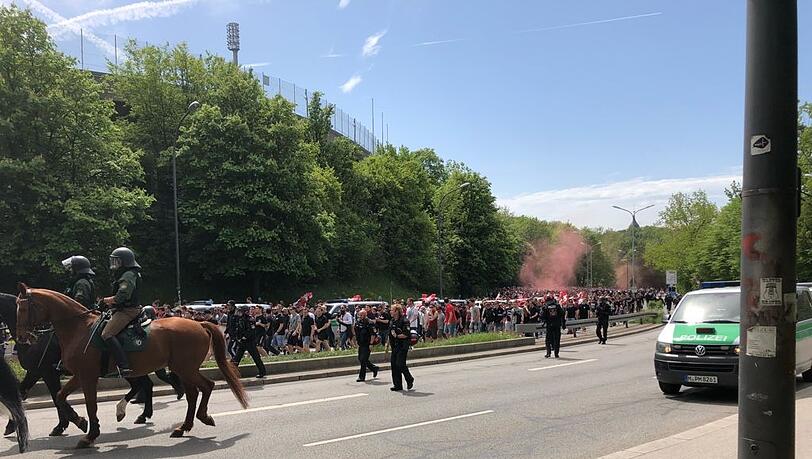 Die Bayern-Ultras marschieren auf dem Candidberg in Richtung Grünwalder Stadion. Die Bayern-Ultras marschieren auf dem Candidberg in Richtung Grünwalder Stadion.