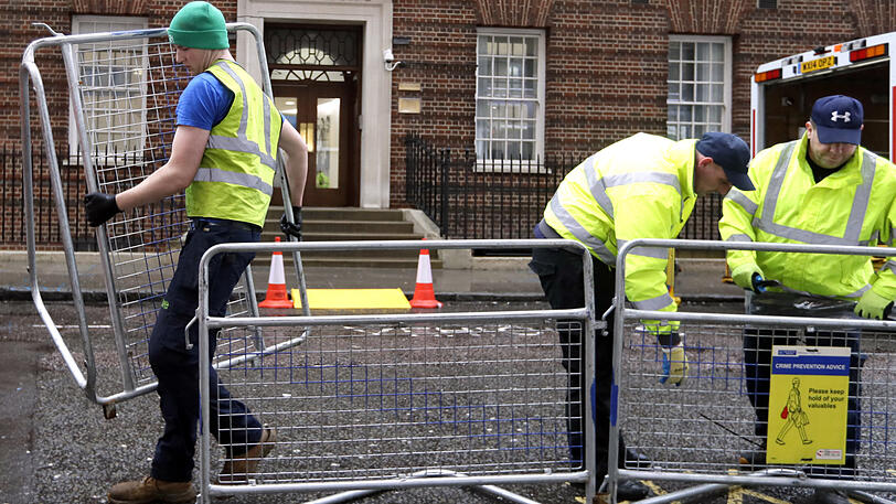 Vorbereitungen vor dem St. Mary's Hospital in London: Arbeiter errichten Absperrgitter.