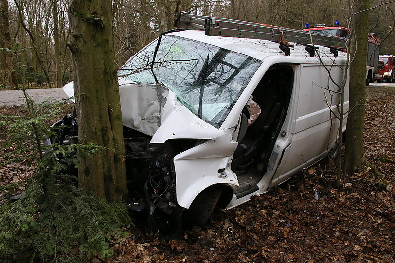 Bei einem Unfall im Landkreis Landshut wurde ein Mann in sein Auto eingeklemmt, nachdem er gegen einen Baum prallte.