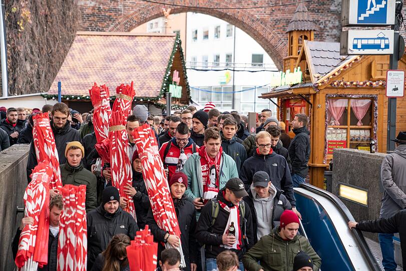 Die Fans des FC Bayern versammelten sich am Vormittag am Sendlinger Tor und reisten von dort aus weiter zum Wettersteinplatz.