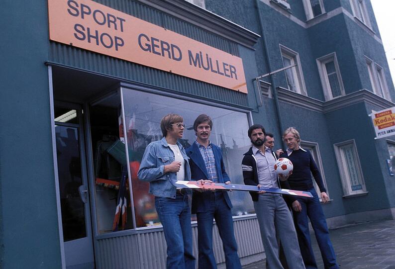 1979: Gerd Müller eröffnet seinen Münchner Sportladen mit seinen Mannschaftskameraden von den Bayern v. l. Udo Horsmann, Reiner Künkel und Bernd Dürnberger.