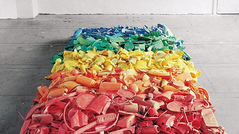 Für seine Installation "Spectrum" sammelte Tony Cragg 1985 hunderte Teile von Plastikmüll.