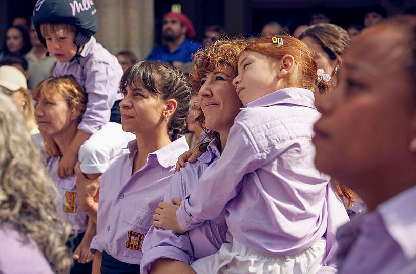 Estel (Betsy T&uacute;rnez) und ihre Tochter Cl&agrave;udia (Giulieta Scattolini) beobachten die Errichtung eines Menschenturms.