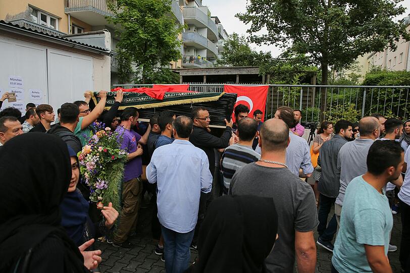 In der Trauer vereint: Die türkisch-islamische Gemeinde hat der Opfer des OEZ-Amokläufers gedacht - die Bilder.