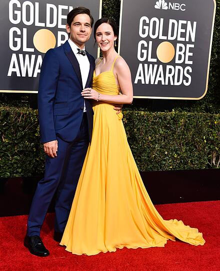 Top: Rachel Brosnahan stellt mit ihrem leuchtend-gelben Kleid unter Beweis, dass es keine Paillette, Tüll und ultra-tiefen Ausschnitt braucht, um ein Hingucker zu sein. Gemeinsam mit Partner Jason Ralph schritt sie über den Roten Teppich.