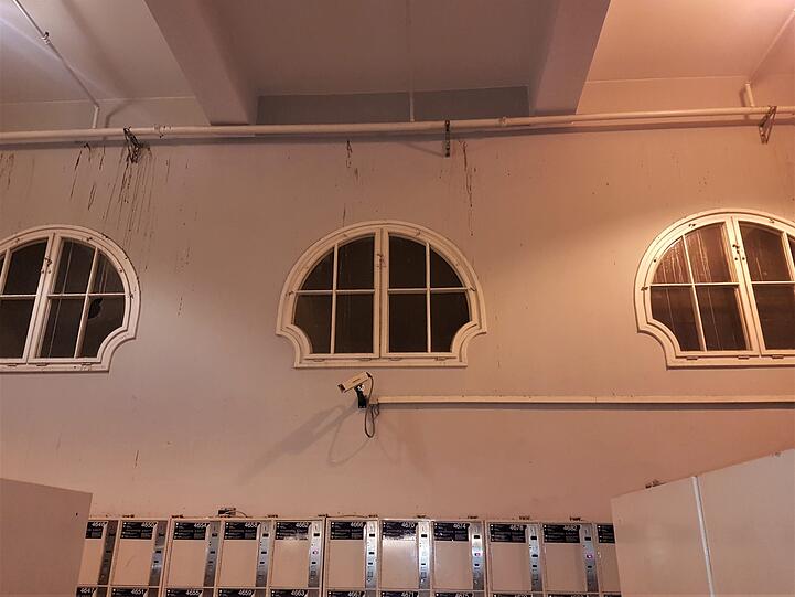 Erhalten: Eines der alten Fenster in der Querhalle, die den Krieg im Kern überstanden hat.