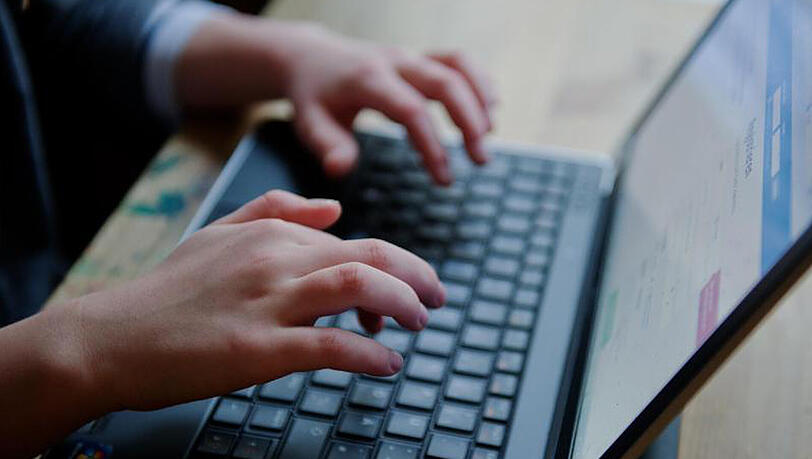 Ein junges Mädchen sitzt an einem Laptop. Kinder sollen besser vor sogenanntem "Cybergrooming" geschützt werden. Ein junges Mädchen sitzt an einem Laptop. Kinder sollen besser vor sogenanntem "Cybergrooming" geschützt werden.
