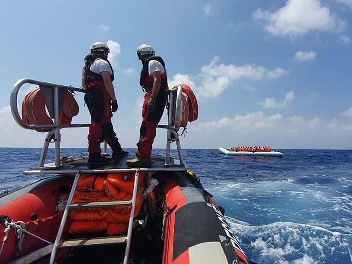 Auf dem Weg zu einem Schlauchboot mit Migranten: ein Boot der "Ocean Viking".