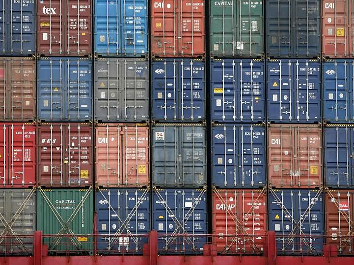 Standardcontainern liegen auf einem Containerschiff im Hafen von Hamburg. Deutschland exportiert deutlich mehr Waren als es importiert.