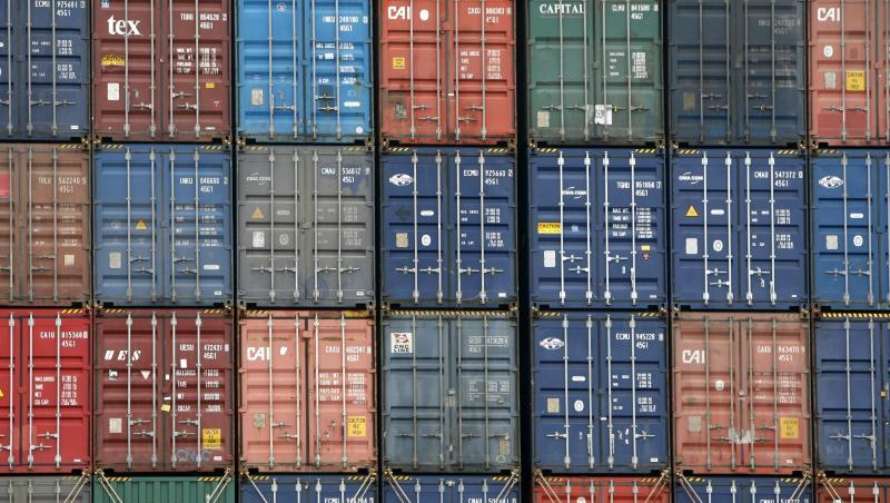 Standardcontainern liegen auf einem Containerschiff im Hafen von Hamburg. Deutschland exportiert deutlich mehr Waren als es importiert. Standardcontainern liegen auf einem Containerschiff im Hafen von Hamburg. Deutschland exportiert deutlich mehr Waren als es importiert.