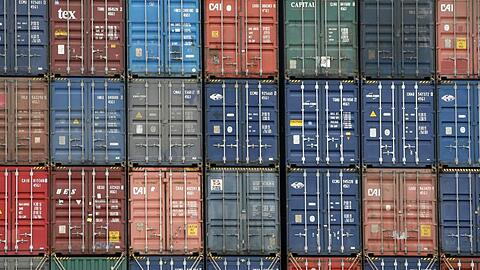Standardcontainern liegen auf einem Containerschiff im Hafen von Hamburg. Deutschland exportiert deutlich mehr Waren als es importiert.