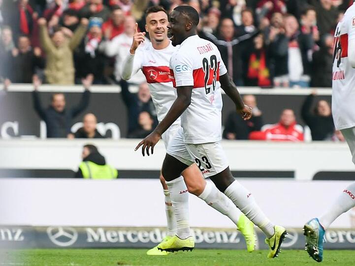 Stuttgarts Orel Mangala (M) sorgte mit seinem Treffer zum 2:0 für die Vorentscheidung.