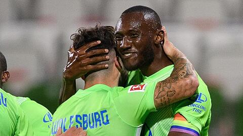 Der Wolfsburger Josuha Guilavogui (r) jubelt nach seinem Tor zum 1:0.
