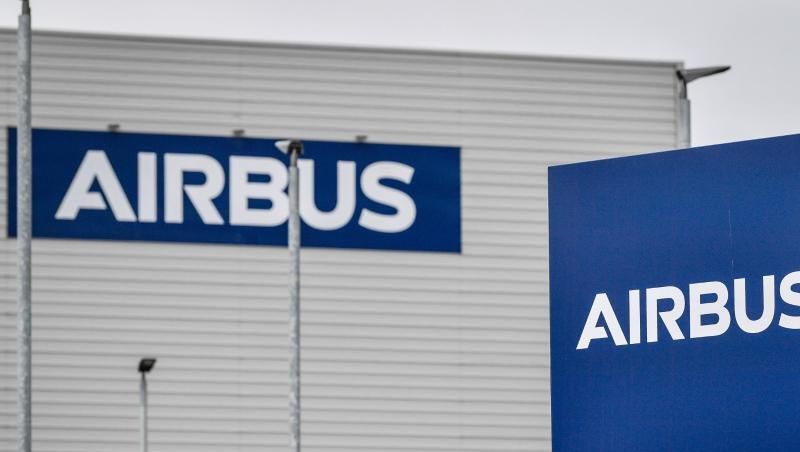 Das Airbus-Logo hängt an einem Schild vor einer Fabrik.