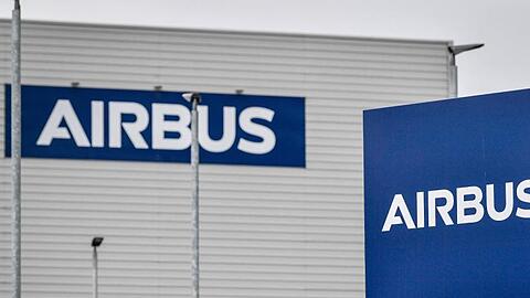 Das Airbus-Logo hängt an einem Schild vor einer Fabrik.