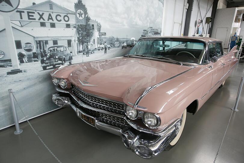 Ein wahres Schlachtschiff - und ein Schluckspecht: der alte Cadillac, Serie 62, "Sedan" von 1959 zieht viele Blicke auf sich.