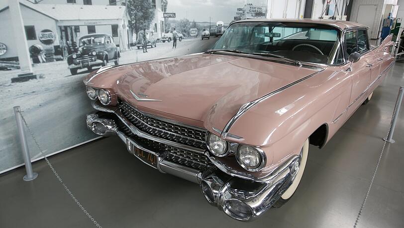 Ein wahres Schlachtschiff - und ein Schluckspecht: der alte Cadillac, Serie 62, "Sedan" von 1959 zieht viele Blicke auf sich. Ein wahres Schlachtschiff - und ein Schluckspecht: der alte Cadillac, Serie 62, "Sedan" von 1959 zieht viele Blicke auf sich.