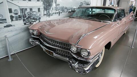 Ein wahres Schlachtschiff - und ein Schluckspecht: der alte Cadillac, Serie 62, "Sedan" von 1959 zieht viele Blicke auf sich.