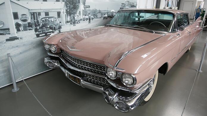 Ein wahres Schlachtschiff - und ein Schluckspecht: der alte Cadillac, Serie 62, "Sedan" von 1959 zieht viele Blicke auf sich.