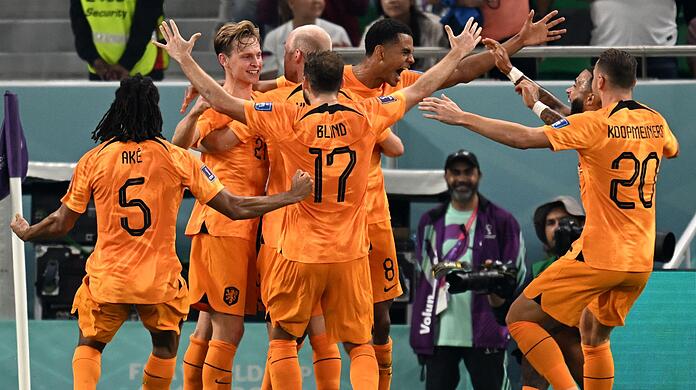 Die Spieler der Niederlande jubeln nach dem Tor zur 1:0 Führung gegen Senegal.