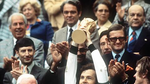 Franz Beckenbauer (M) gewann als Kapitän der DFB-Elf die WM 1974.