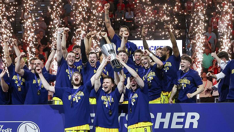 Malte Delow, Martin Hermannsson und Jonas Mattissek halten den Pokal in die H&ouml;he.