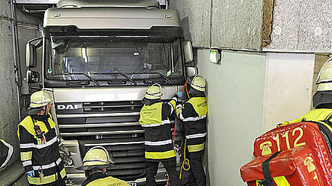 Die Feuerwehr konnte den 21-Jährigen befreien.