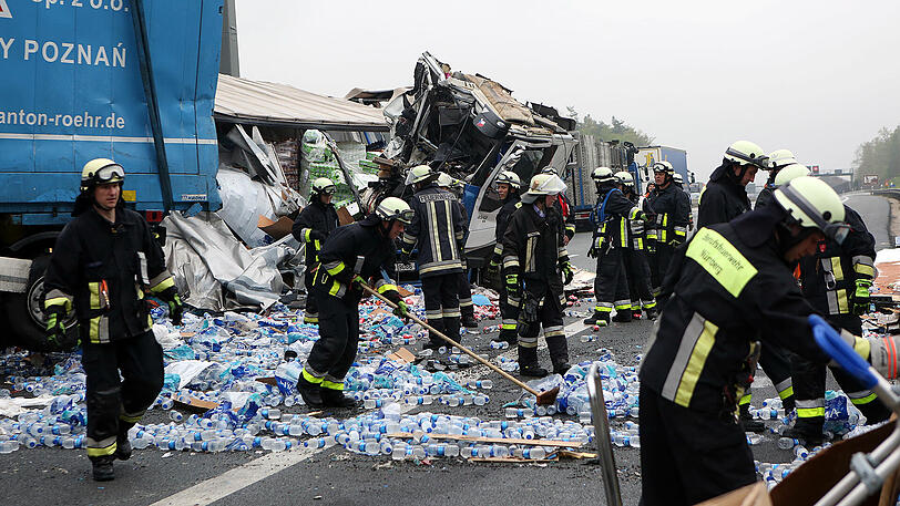 Bei einem schweren Lkw-Unfall auf der A6 behinderten dreiste Gaffer die Rettungsmaßnahmen massiv. Die Bilder von der Unfallstelle.