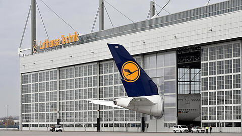 Schaut ein bisschen seltsam aus, gehört aber so: Für die A380 der Lufthansa wurde am Flughafen eigens ein neues Tor in die Wartungshalle gebaut.