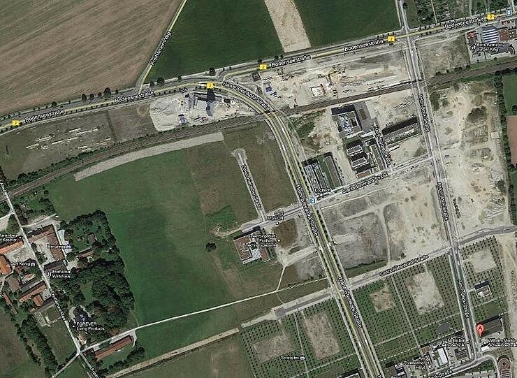 Hier soll das neue Museums-Depot hin: Auf die freie Kiesfläche rechts unterhalb der Bodenseestraße in Freiham.