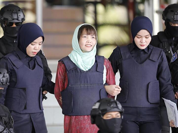 Die angeklagte 30-jährige Vietnamesin verlässt in Begleitung von Polizistinnen das Gerichtsgebäude in Shah Alam.